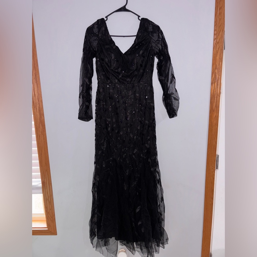 Elegant Black Long-Sleeve Evening Dress